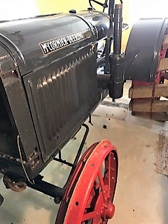 Veterantraktor - Mc Cormick - Deering. 1929. Träklabbar på bakhjulen, järnhjul fram. Blästrad samt l...